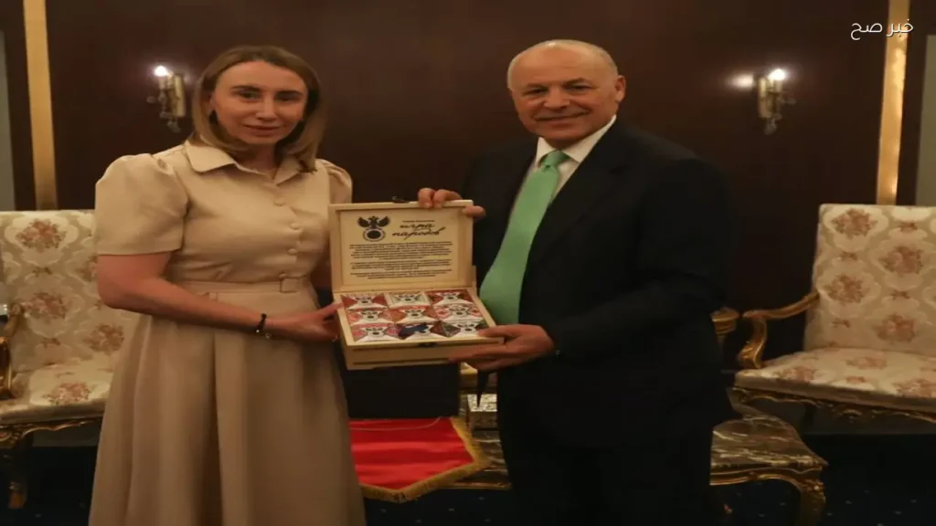 أبوريدة يتبادل الدروع مع رئيسة بعثة منتخب روسيا قبل المباراة الودية