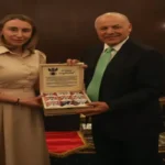 أبوريدة يتبادل الدروع مع رئيسة بعثة منتخب روسيا قبل المباراة الودية