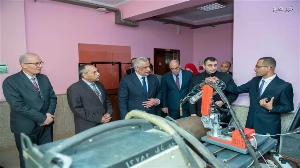 تفقد مشروع ذراع روبوتي في أكاديمية الهندسة من قبل وزير الإنتاج الحربي