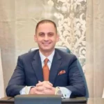 تهنئة وزير الصحة للدكتور محمد الطيب بفوزه بجائزة الطبيب العربي 2026