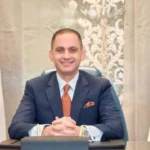 تهنئة وزير الصحة لنائبه بفوزه بجائزة الطبيب العربي في الحوكمة الرشيدة