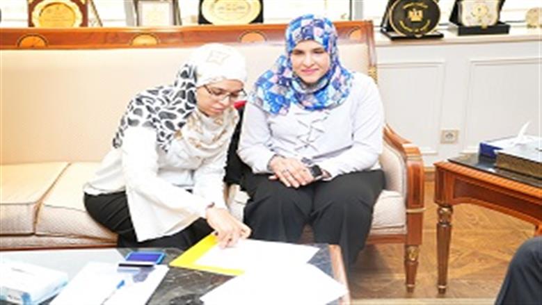 وزير العمل يشهد توقيع عقد عمل اللاعبة راندا 